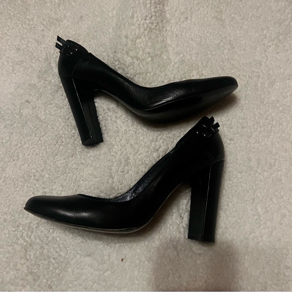 Charles David chunky heel pump. Pebbled leather. In good worn condition